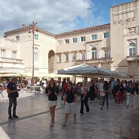 Apartment Shared By Oldtown And 400 M Away Zadar
