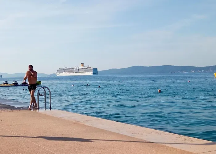 Apartment Shared By Oldtown And 400 M Away Zadar