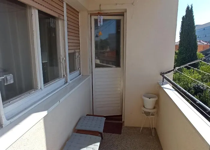 Apartment Shared By Oldtown And 400 M Away *