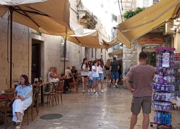 Shared By Oldtown And 400 M Away Lägenhet Zadar