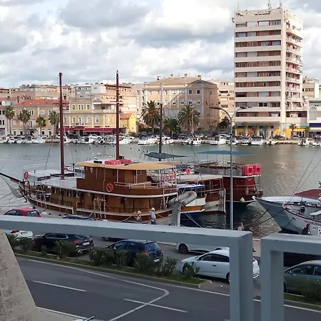 Shared Condo By Zadar Oldtown And Beach 400 M Away بيت ضيافة زادار