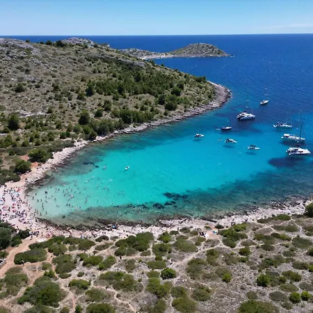 Apartment Shared By Oldtown And 400 M Away Zadar