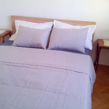Apartment Shared By Oldtown And 400 M Away Zadar