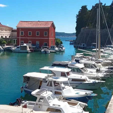 Apartment Shared By Oldtown And 400 M Away