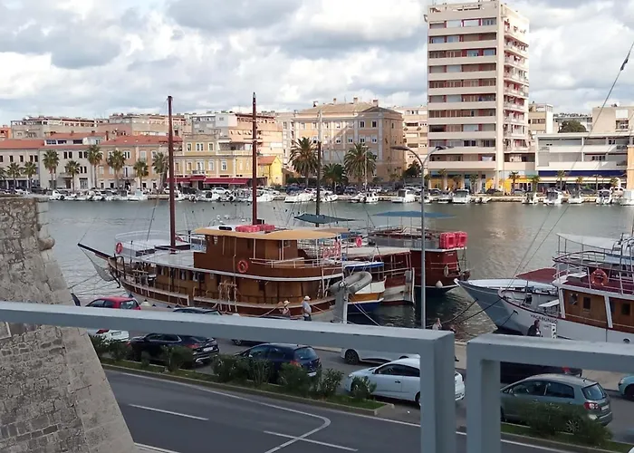 Shared By Oldtown And 400 M Away Apartamento Zadar