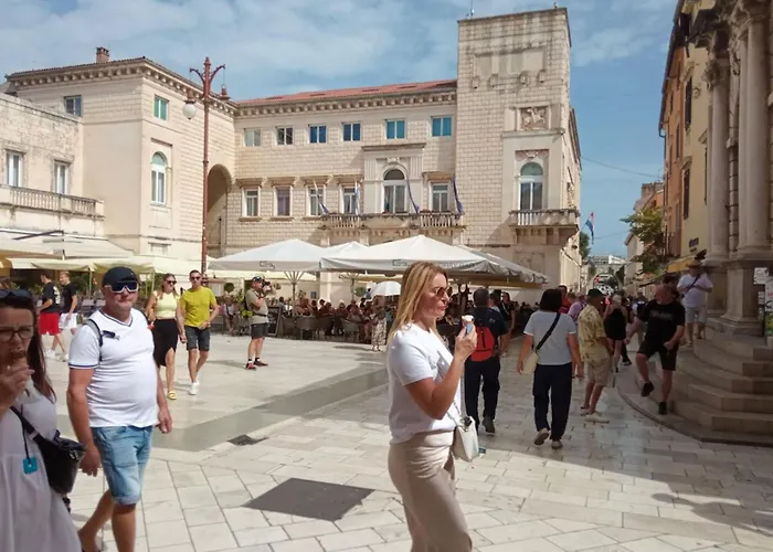 Shared By Oldtown And 400 M Away Apartamento Zadar